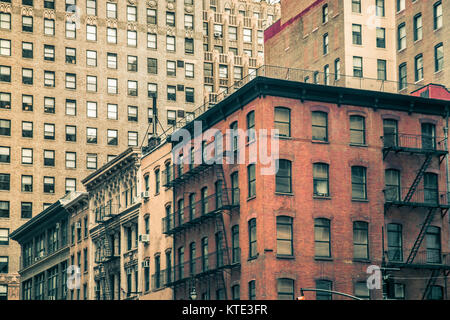 Vintage tenement Gebäude und moderne Gebäude im Hintergrund, New York City Stockfoto