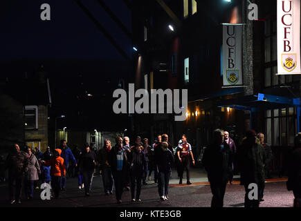 Fans machen sich auf den Weg zum Stadion vor der Premier League Spiel im Turf Moor, Burnley. Stockfoto