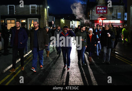 Fans machen sich auf den Weg zum Stadion vor der Premier League Spiel im Turf Moor, Burnley. Stockfoto