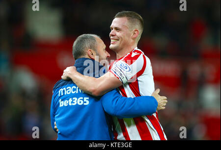 Stoke City Ryan Shawcross feiert nach dem Abpfiff des Premier League Spiel in der Bet365-Stadion, schüren. Stockfoto