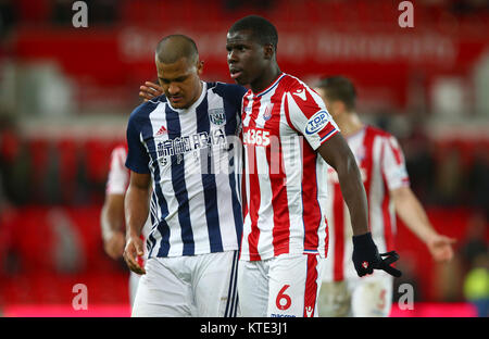 West Bromwich Albion Salomon Rondon und Stoke City Kurt Zouma nach dem Abpfiff des Premier League Spiel in der Bet365-Stadion, schüren. Stockfoto