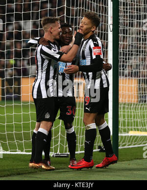 Newcastle United Christian Atsu (Mitte) feiert dritten Ziel seiner Seite des Spiels zählen während der Premier League Match an der London Stadium, London. Stockfoto