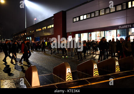 Fans machen sich auf den Weg zum Stadion vor der Premier League Spiel im Turf Moor, Burnley. Stockfoto