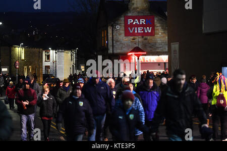 Fans machen sich auf den Weg zum Stadion vor der Premier League Spiel im Turf Moor, Burnley. Stockfoto