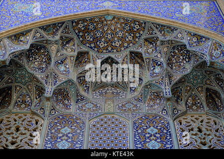 Komplizierte arabesque Design der Sheikh Lotfollah Moschee in Isfahan im Iran Stockfoto