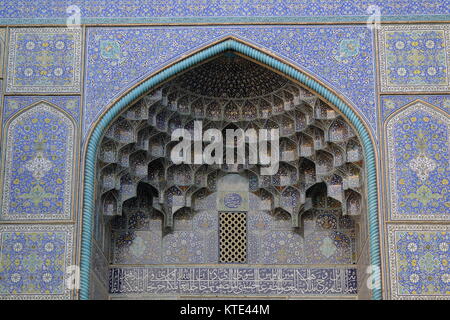 Komplizierte arabesque Design der Sheikh Lotfollah Moschee in Isfahan im Iran Stockfoto