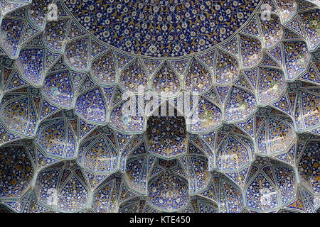 Komplizierte arabesque Design der Sheikh Lotfollah Moschee in Isfahan im Iran Stockfoto