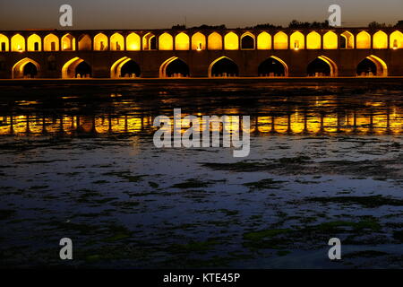 Die Zayanderud allahverdi Khan Brücke Fluss in der Nacht in Isfahan, Iran Stockfoto