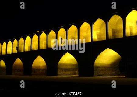 Die Zayanderud allahverdi Khan Brücke Fluss in der Nacht in Isfahan, Iran Stockfoto