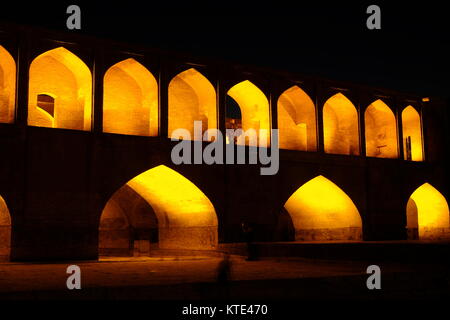 Die Zayanderud allahverdi Khan Brücke Fluss in der Nacht in Isfahan, Iran Stockfoto