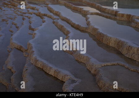 Badab Soort Hot Springs und natürliche mineralische Terrassen Provinz Mazandaran im Iran. Stockfoto