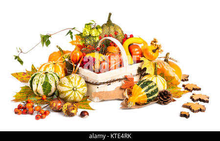 Herbst Korb voller Kürbisse, mit Blättern und Beeren verziert Stockfoto