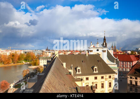 Vogelperspektive vom mathematischen Turm über historische Universität Wroclaw und den Fluss. Historische Hauptstadt von Niederschlesien, Polen, Europa. Stockfoto