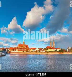 Wroclaw, Panoramic Image der Kathedrale von St. John unter dramatischen Himmel im Herbst. Stockfoto