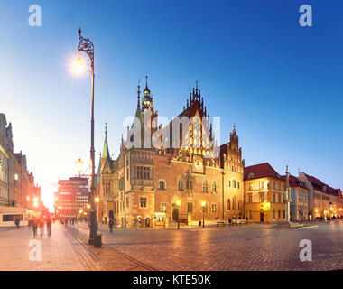 Marktplatz und Rathaus bei Nacht, Panoramic Image. Breslau in Polen, Osteuropa. Stockfoto