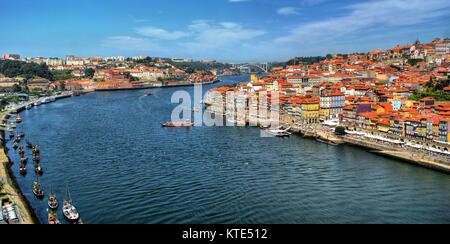 Panoramablick auf den Fluss Douro in Porto, Portugal Stockfoto