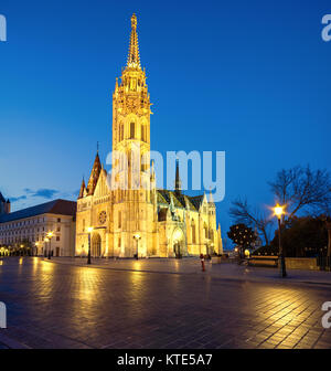 Matthiaskirche und Statue der Hl. Dreifaltigkeit in Budapest, Ungarn, am frühen Abend Stockfoto