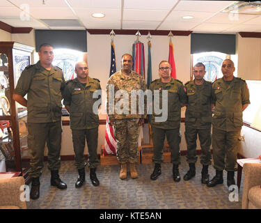 Brig. Gen. Gary Brito (Mitte), Kommandierender General, Joint Readiness Training Center und Fort Polk, trifft sich mit Senior Leadership aus der Tunesischen Armee Element durch die Drehung 17-07 Juni 26. Stockfoto