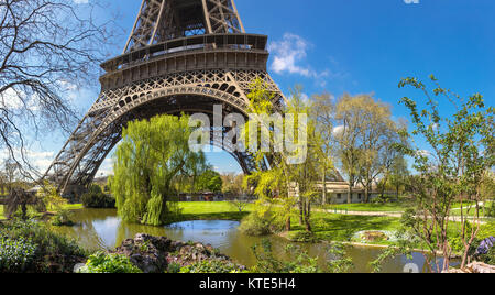 Schönen Garten im Frühjahr mit dekorativen See zu Füßen des Eiffelturms in Paris. Panorama Bild. Stockfoto