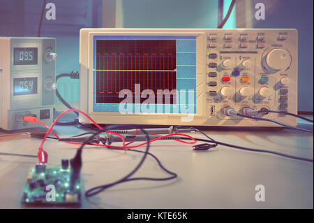 Moderne elektronische Geräte im Computer Service Center, Oszilloskop- und Power Pack an Mikrochip. Dieses Bild ist getönt Stockfoto