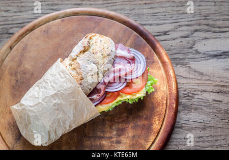 Sandwich mit Schinken, Käse und frischem Gemüse Stockfoto