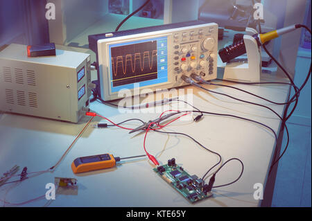 Moderne elektronische Geräte im Computer Service Center, Oszilloskop- und Power Pack an Mikrochip. Dieses Bild ist getönt Stockfoto