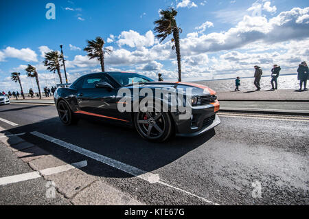 Chevrolet Camaro, American Muscle Car, Pony Car, Fahrt entlang Southend am Meer mit Palmen und Themse Mündung an sonnigen Tagen Stockfoto