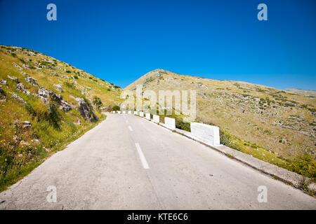 Asphaltierte Straße durch die Berge von Gjirokastra Region, im südlichen Albanien. Stockfoto