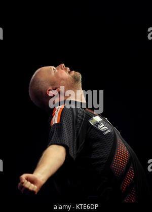 Raymond Van Barneveld feiert seinen gewinnenden bei Tag zehn der William Hill World Darts Championship im Alexandra Palace, London. Stockfoto