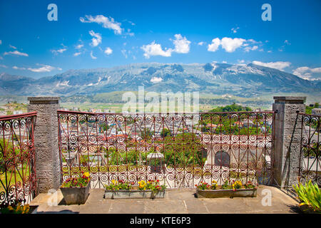 Panoramablick auf die wunderschöne Natur in Gjirokastra region, Blick vom Balkon, Albanien. Stockfoto