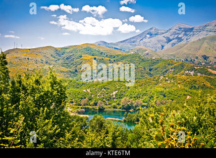 Panoramablick auf die wunderschöne Natur See in Pogradec, Albanien. Stockfoto