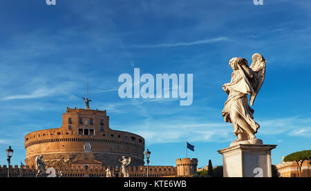 Statue von ein Engel auf Sant Angelo Brücke in Rom, Italien. Die Brücke führt zu Schloss Sant Angelo über den Fluss Tiber. Stockfoto