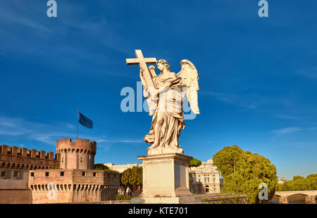 Statue von ein Engel auf Sant Angelo Brücke in Rom, Italien. Die Brücke führt zu Schloss Sant Angelo über den Fluss Tiber. Stockfoto