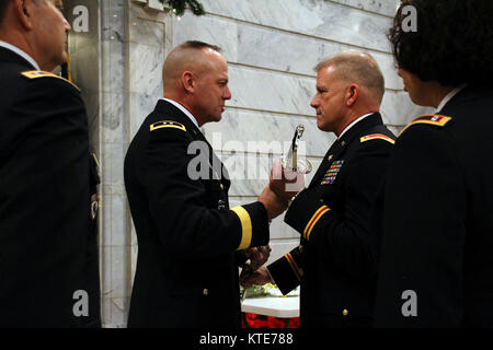 Generalmajor Stephen Hogan übergibt die Warrant Officer Sabre zu Chief Warrant Officer Dwight Harlan während eines Verantwortung Zeremonie in Frankfort, Ky., Dez. 20. Harlan wurde Kentucky sechsten Befehl Chief Warrant Officer, Chief Warrant Officer Dean Stoops, der die Position seit 2014 gehalten. Stockfoto