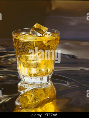 Whisky und Eis im Glas still life Stockfoto