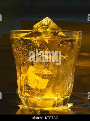 Whisky und Eis im Glas still life Stockfoto