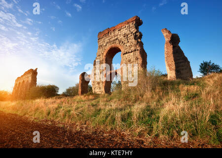 Ruinen der antiken Aquädukt in der Nähe von Villa Quintili auf Appia Weg in Rom, Italien Stockfoto