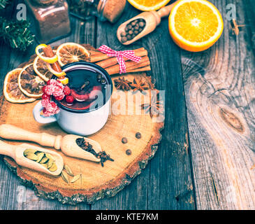 Glühwein in einem Eisen blau becher, Ansicht von oben, vintage Toning Stockfoto