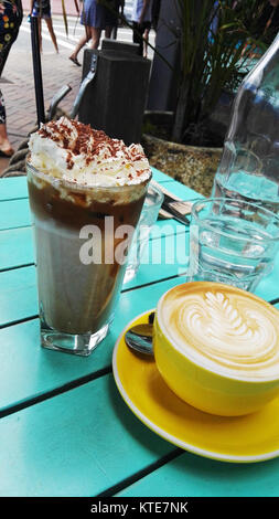 Flache weiße Kaffee und Eiskaffee im Cafe Stockfoto