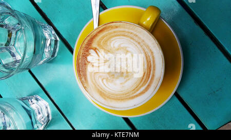 Kaffeetasse und Gläser auf vibrant blue Tabelle Stockfoto