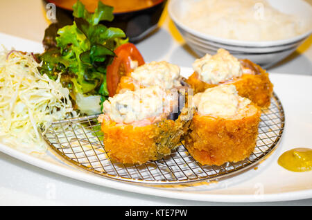 Gegrillter Lachs mit Sauce Tartar. Studio Foto Stockfoto