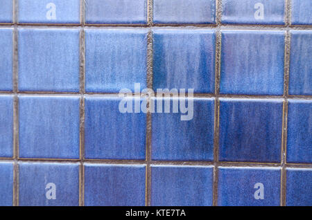 Hintergrund der Blauen quadratischen Kacheln an der Wand und auf den Pool Der Pool. Studio Foto Stockfoto