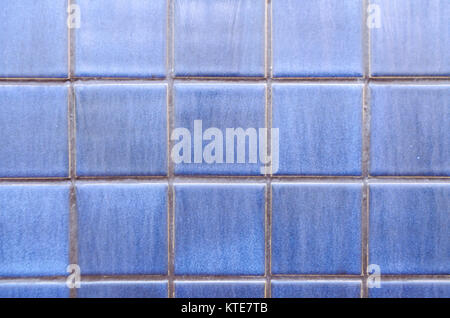 Hintergrund der Blauen quadratischen Kacheln an der Wand und auf den Pool Der Pool. Studio Foto Stockfoto