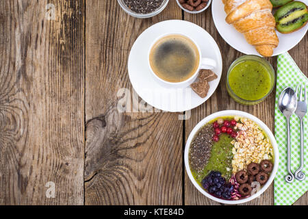 Espresso, Croissants und Obst Dessert zum Frühstück. Studio Foto Stockfoto