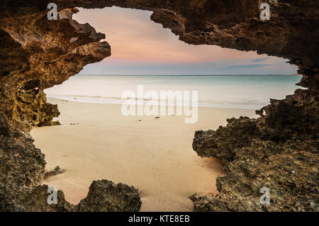 Blick durch Felsen auf Osprey Bay. Stockfoto