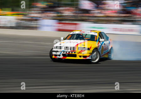 Lemberg, Ukraine - Juni 7, 2015: Unbekannter Fahrer auf der Automarke BMW überwindet die Titel in der Meisterschaft der Ukraine driften in Lemberg. Stockfoto