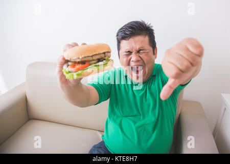 Übergewichtige Menschen aufhören zu essen Junk Food Stockfoto