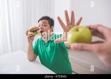 Mann verweigern, gesund zu essen Stockfoto