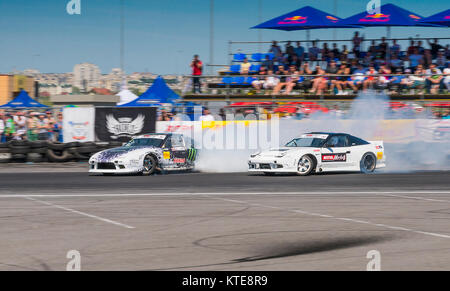 Lemberg, Ukraine - Juni 7, 2015: Unbekannter Fahrer auf die Automarke Nissan überwindet die Titel in der Meisterschaft der Ukraine driften in Lemberg. Stockfoto