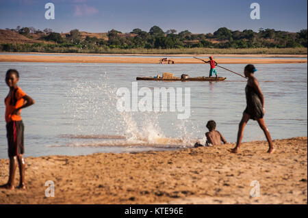 Stochern entlang der madagassischen Manambolo Stockfoto